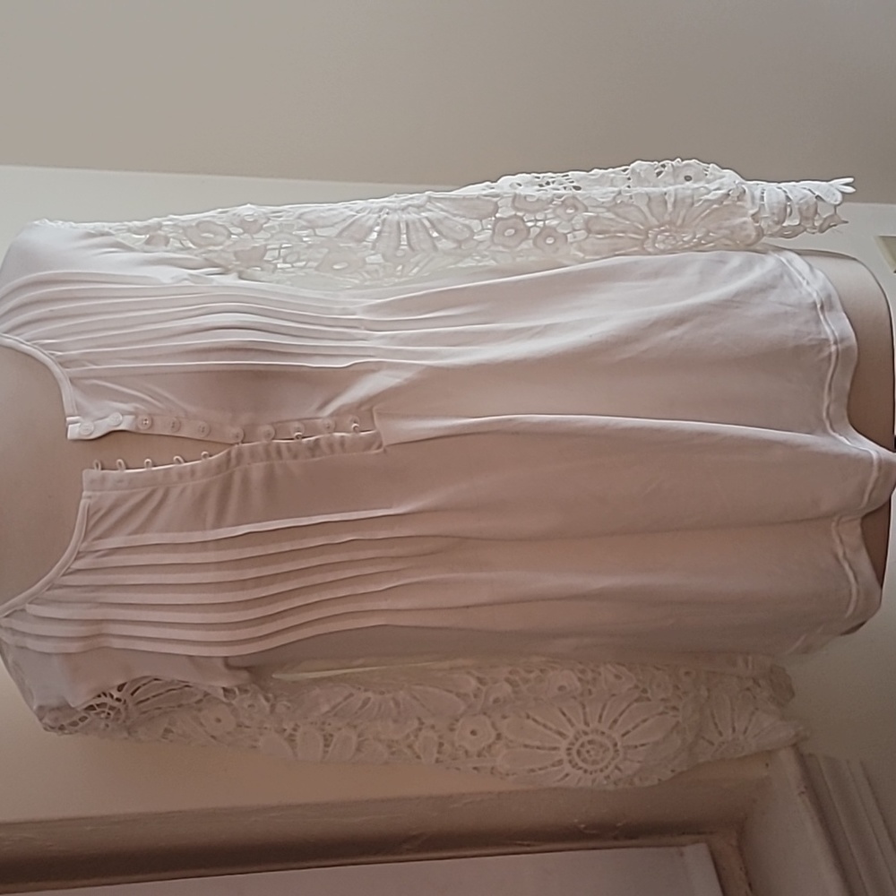 Women's New, size Medium, White Jersey soft top with lace long sleeves